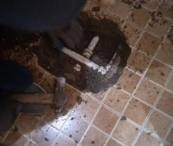 华龙卫生间漏水维修公司为您分享下卫生间渗水如何处理及注意事项